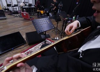[新闻]200407 音乐博主今日份营业 尤长靖弹起了心爱的小吉他