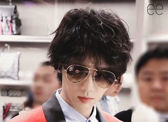 [分享]210704 眼镜帅哥图鉴之华晨宇 确认过眼神，是眼镜也封印不住的颜值
