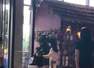 [新闻]200630 网友分享赵丽颖酒店出发照 带着自己的小箱子去赚钱啦！