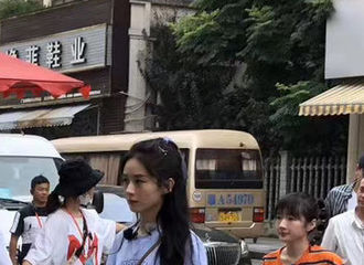 [新闻]200704 赵丽颖《中餐厅》宜昌采买路透公开 夏天和微露的小蛮腰更配哦！