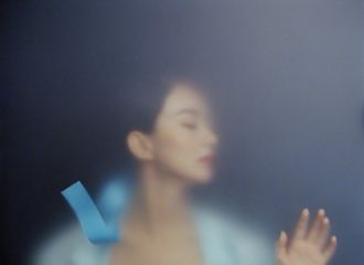 [新闻]200706 赵丽颖《时尚芭莎》八月刊封面预告公开 诠释镜头下的朦胧之美！