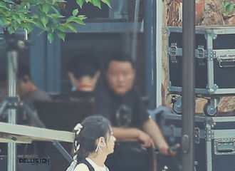 [新闻]200718 赵丽颖今日《中餐厅4》录制路透送达 为武汉防洪一线人员送去爱心餐