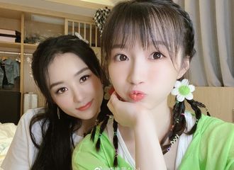 [新闻]200721 别人手机里的赵丽颖合照汇总 阿赵永远是人群中最亮眼的那一个
