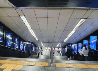 [分享]200806 为迎接权志龙的生日，粉丝在地铁站和公交站都做了生日应援