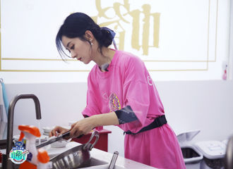 [新闻]200814 《中餐厅》官博发布赵丽颖本周节目剧照 全能型财务管家又要出门采购啦！