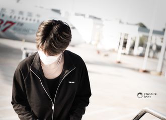 [分享]210819 那年今日| 丞丞因行程奔波在路上 身材比例堪称完美的不怕热潮男