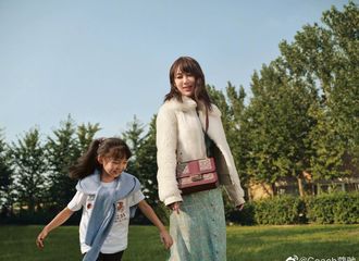[新闻]200831 杨紫喜提Coach品牌女士产品系列代言人 率性温暖，友爱与共