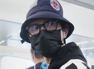 [新闻]200912 丁禹兮清晨上海出发 包裹严实的小丁是整个机场最酷的仔