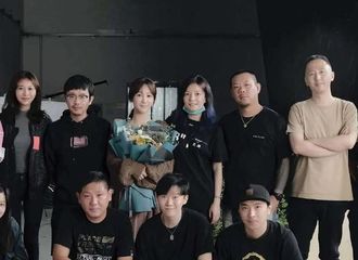 [新闻]200915 恭喜紫妹追星成功！杨紫参与赵薇拍摄《听见她说》合影曝光