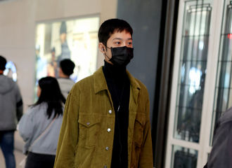 [新闻]201009 赖冠霖现身北京机场 是初秋男友风穿搭典范！