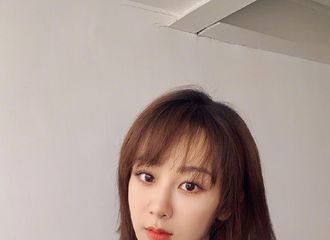 [新闻]201014 杨紫晒出美美哒短发照 距离女心理师贺顿更进一步！
