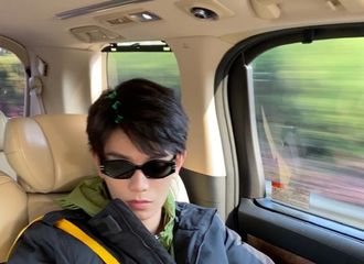 [新闻]201024 丁禹兮微博久违晒自拍 穿着羽绒服吹空调岂不是美滋滋