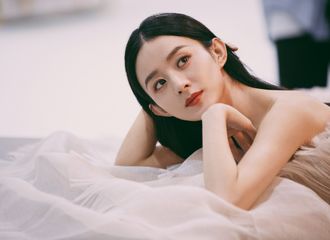[新闻]201116 工作室贴心送上赵丽颖杂志花絮照 头发丝都在冒着仙气的姐姐