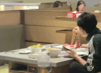 [新闻]201223 干饭人干饭魂吃饱才能有精神！网友偶遇丁禹兮独自一人吃火锅