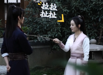 [分享]201224 物料打包礼盒：允翡天天撒狗粮就很过分！翡大侠女装裙子就是坠美的！