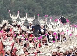 [新闻]201227 被苗族姑娘姑娘围着敬酒的尤长靖 弱小可怜又无助但能喝