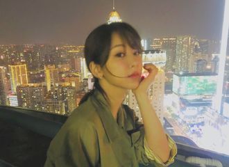 [新闻]201228 没见过的，就是新鲜的杨文静 杨紫赏夜景侧拍图（有）