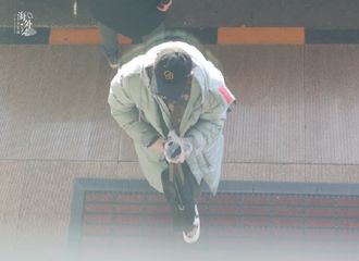[新闻]201229 尤长靖北京出发飞深圳准备彩排 穿着小熊毛衣的圆圆小团子