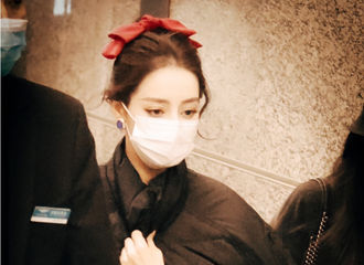 [新闻]210121 迪丽热巴录制北京卫视春晚路透分享 红色拖尾长裙造型变身美艳的富家大小姐