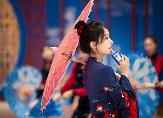 [新闻]210128 赵丽颖凤凰天灯旗袍花絮照美得冒泡 国风向姐姐灵动甜美动人心弦