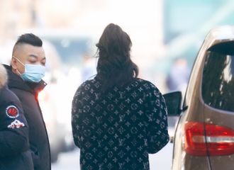 [新闻]210203 迪丽热巴现身春晚第二次联排现场 看背影就知道是青春无敌美少女！