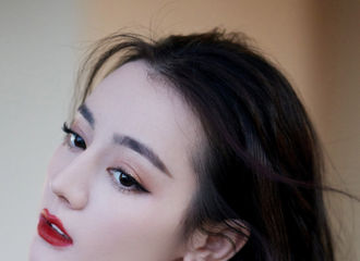 [新闻]210204 迪丽热巴亮相护舒宝直播活动 大美女竟表示自拍拿不出手？
