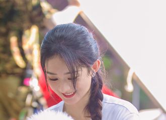 [新闻]210205 赵丽颖拍摄花絮甜度超标 青春靓丽“颖”六宫格get~