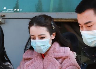 [新闻]210207 迪丽热巴央视春晚联排上班 身穿粉色大衣的明媚少女元气满分