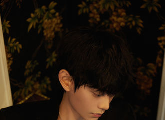 [新闻]210212 丁禹兮东方卫视春晚造型大片公开 一袭黑衣优雅帅气魅力值拉满！