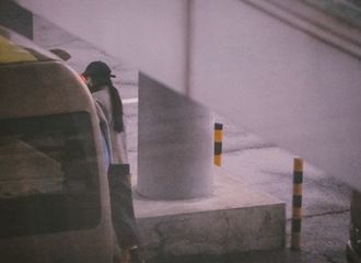 [新闻]210214 迪丽热巴北京飞杭州出发 低调造型随性又舒适！