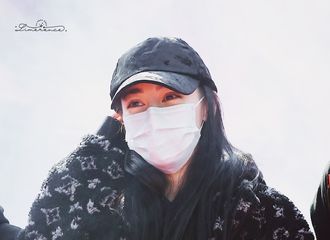 [新闻]210218 迪丽热巴新剧《与君初相识》开机路透来袭 休闲穿搭低调十足