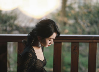 [新闻]210228 赵丽颖红纱V领长裙亮相微博之夜红毯 复古美艳动人的沪上风情女郎