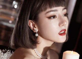 [新闻]210228 迪丽热巴微博之夜造型公开 复古短发羽毛披风美艳人间富贵花