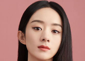 [新闻]210302 赵丽颖以奶盖蜜桃唇霜化身蜜桃女孩 黑长直温柔风大片真的太可了！
