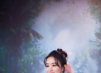 [新闻]210304 赵丽颖出席《寻龙传说》主题晚宴侧拍+合影公开 这个芭比娃娃我可以抱走吗？