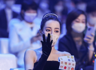 [新闻]210305 冷艳外表下是可爱有趣的沙雕性格 迪丽热巴微博之夜花絮照公开