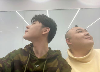 [新闻]210307 张云雷更博晒与杨鹤通合影 完美下颌线势必争个高下