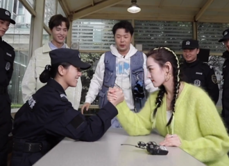 [新闻]210319 迪丽热巴《快乐大本营》预告公开 和女保安掰手腕展现怪力少女一面