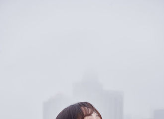 [新闻]210331 杨紫一袭湖绿抹胸长裙现身芭莎红毯 化身外滩最明亮的色彩