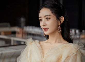 [新闻]210331 姐姐美貌鲨得片甲不留！赵丽颖身穿国产高定礼裙出席时尚芭莎年度派对