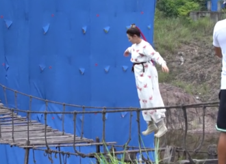 [新闻]210403 《长歌行》花絮热巴演绎吊桥名场面 被追杀途中还不忘健身