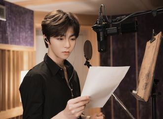 [新闻]210403 工作室送来陈立农录音室侧拍花絮照 认真工作的男朋友·农好帅气