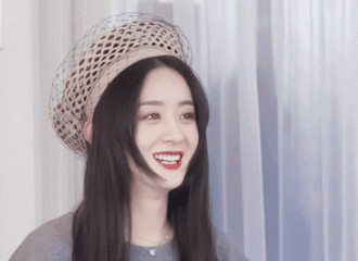 [新闻]210408 赵丽颖的Lady Dior手袋开包全记录 这么可爱的姐姐颖火虫一口一个！