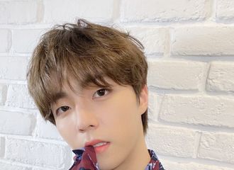 [新闻]210411 陈立农上线发布一组新自拍 度假休闲风上衣就很适合出去玩