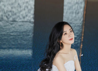 [新闻]210416 赵丽颖的美貌不讲武德！一袭白色羽毛抹胸裙现身郑州浪琴表活动