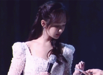 [新闻]210416 杨紫搞笑回怼粉丝“不要乱叫我老婆！”小公主一身bilingbiling长裙现身活动
