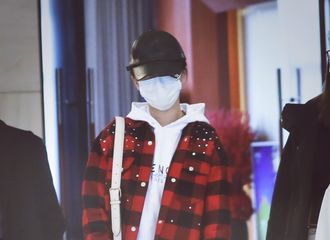 [新闻]210418 大明星紫妹今天是漂亮的幼崽 杨紫北京出发飞往杭州准备进组