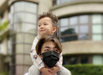 [新闻]210422 陈立农微博分享与小侄子日常温馨照 谁不想被农农抱抱亲亲举高高呢~