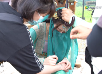 [新闻]210426 迪丽热巴蒙面女装花絮分享 给工作人员画手表是什么幼稚xxj行为
