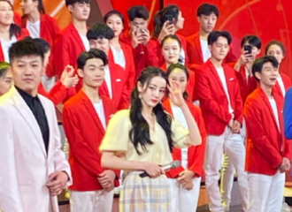 [新闻]210428 迪丽热巴现身五四晚会录制现场 鹅黄色的奶黄包小迪少女感爆棚！